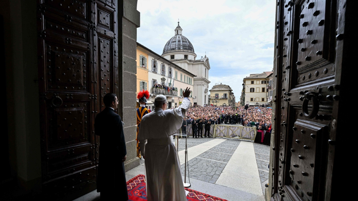 Leone XIV, l’Angelus a Castel Gandolfo: «Uomini spogliati, derubati e saccheggiati dall’economia e dalla guerra, serve una rivoluzione dell’amore»