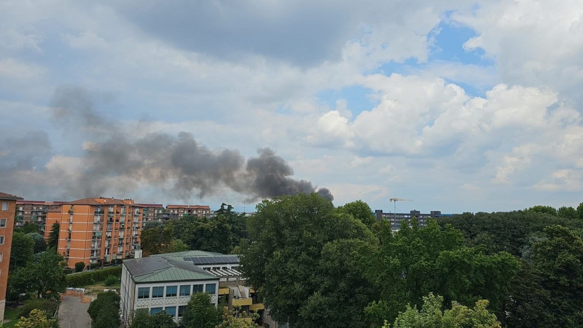 Grosso incendio nel campo nomadi di via Bonfadini: la colonna di fumo nero visibile a chilometri di distanza