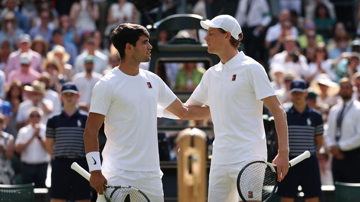 Sinner Alcaraz, la finale a Wimbledon: Jannik e Carlos entrano in campo Live Sinner Alcaraz, la finale a Wimbledon: Jannik e Carlos entrano in campo Live