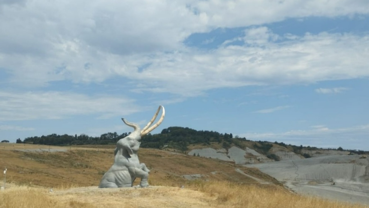 Peccioli, i mammut tornano in Toscana grazie all'arte dentro la discarica: ecco le due nuove sculture