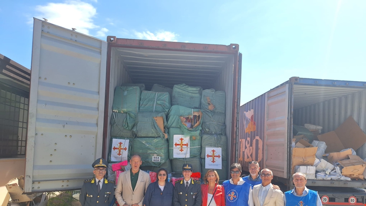 Napoli, l'Ordine Costantiniano dona alla Caritas 300.000 capi di vestiario per i bisognosi