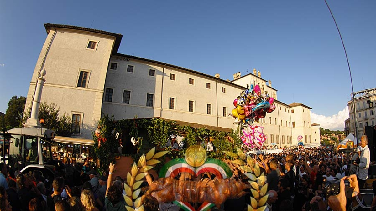 Ariccia, salta la sagra della porchetta per il ritardo nel cantiere giubilare di piazza di Corte