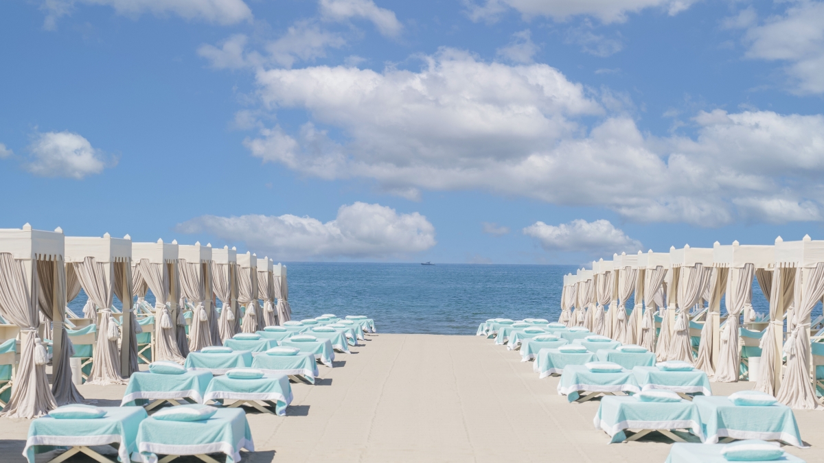 Il miglior beach club d'Italia è Alpemare di Bocelli: 16 mila euro a stagione per una tenda e una lunga fila di clienti