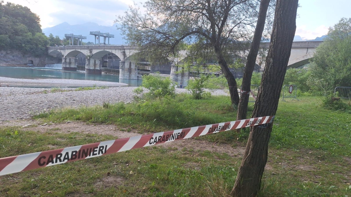 Precipita nel Piave per un selfie con le amiche e viene schiacciata da un masso: muore ragazza di 16 anni Precipita nel Piave per un selfie con le amiche e viene schiacciata da un masso: muore ragazza di 16 anni