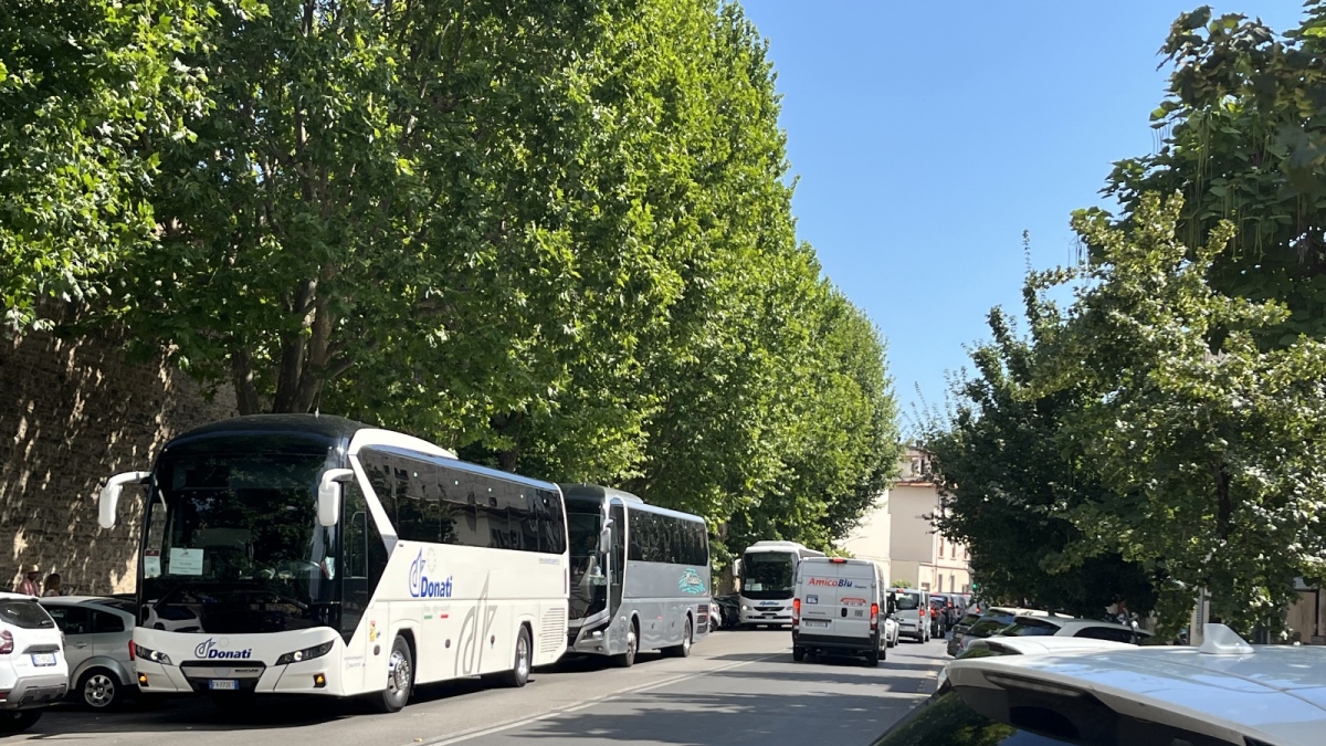 Firenze, un solo posto, ma i pullman sono tanti. Anche viale Ariosto finisce sotto assedio