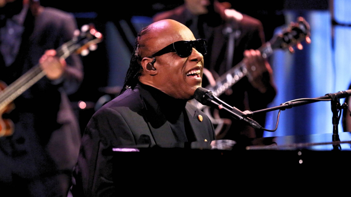Stevie Wonder smentisce le voci che non sia cieco: «Lo sono da dopo la nascita. Ed è stata una benedizione»