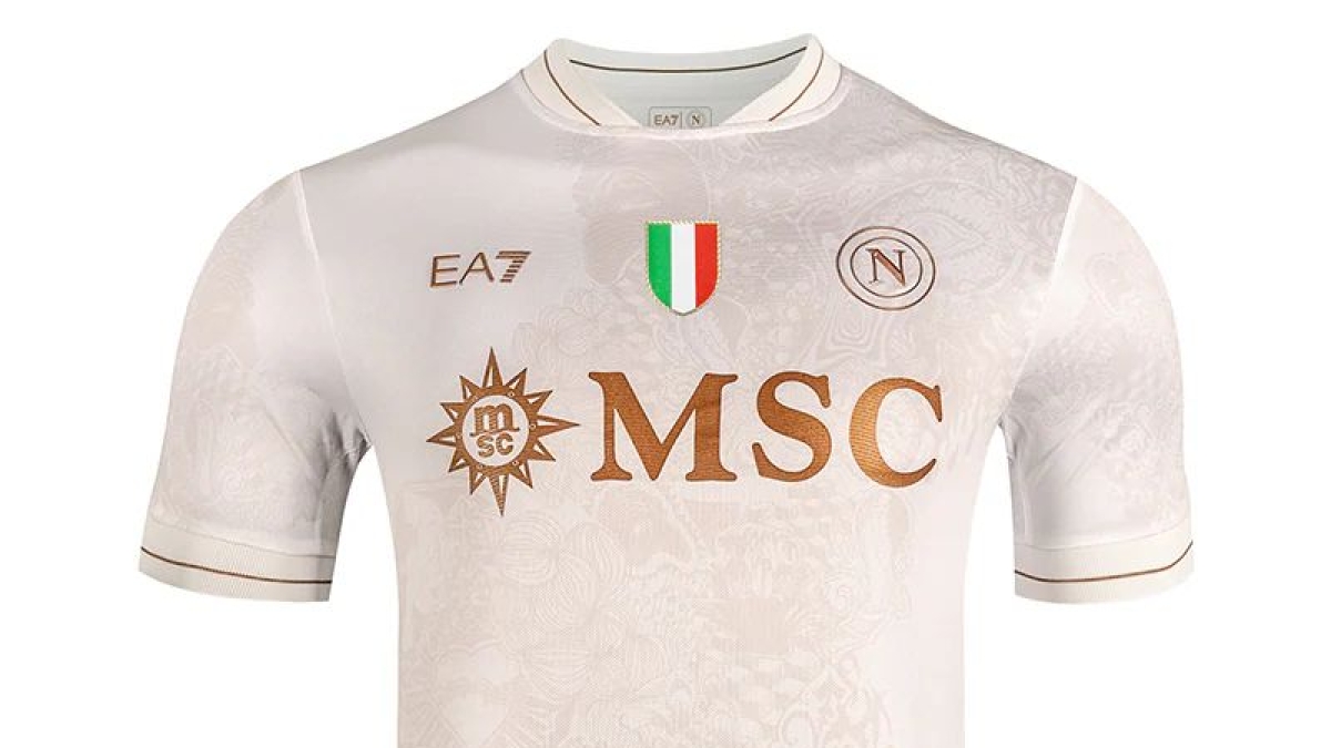 Presentate le nuove maglie del Napoli: ci sono i simboli della città, da Pulcinella a San Gennaro