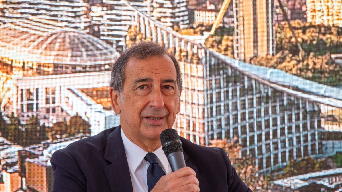 La reazione del sindaco: «Allucinante non informarmi». Poi rigetta le accuse: «Di Marinoni non ho nemmeno il numero...» La reazione del sindaco: «Allucinante non informarmi». Poi rigetta le accuse: «Di Marinoni non ho nemmeno il numero...»