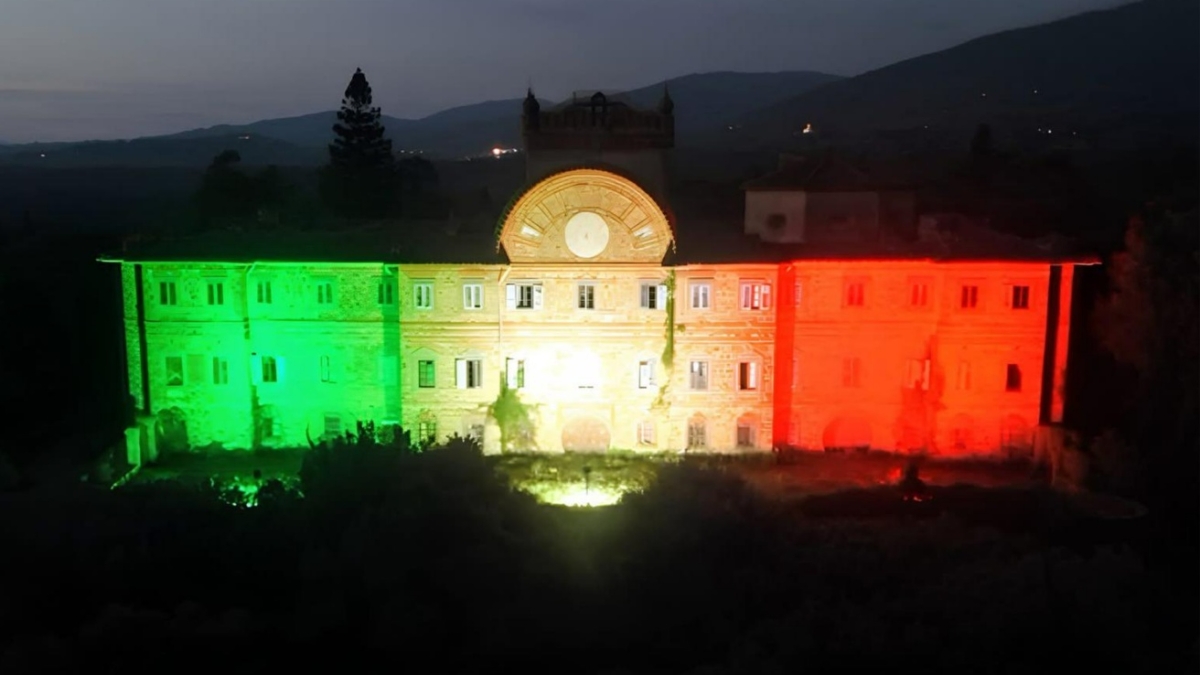 La rinascita di Sammezzano illuminato col tricolore: «Dopo anni di buio e oscurità, finalmente la luce»