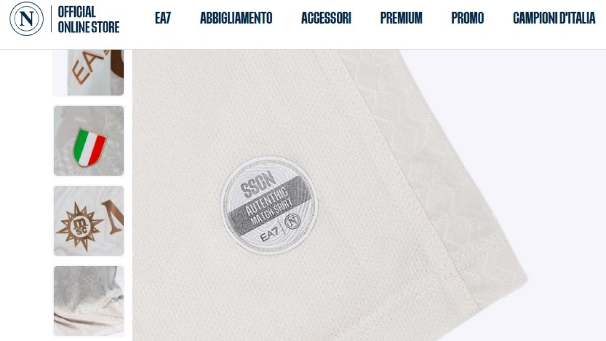 Grossolano errore di Inglese sulle maglie del Napoli: authentic diventa autenthic. Valentina De Laurentiis: «Non lo tolgo, quel refuso le fa diventare più umane e uniche»