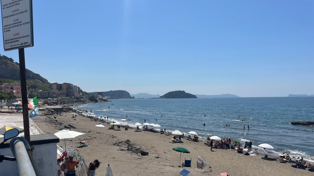 Pozzuoli, paura per la scossa. Ma poi la gente torna a mare e si gode la spiaggia emersa con il sollevamento del suolo