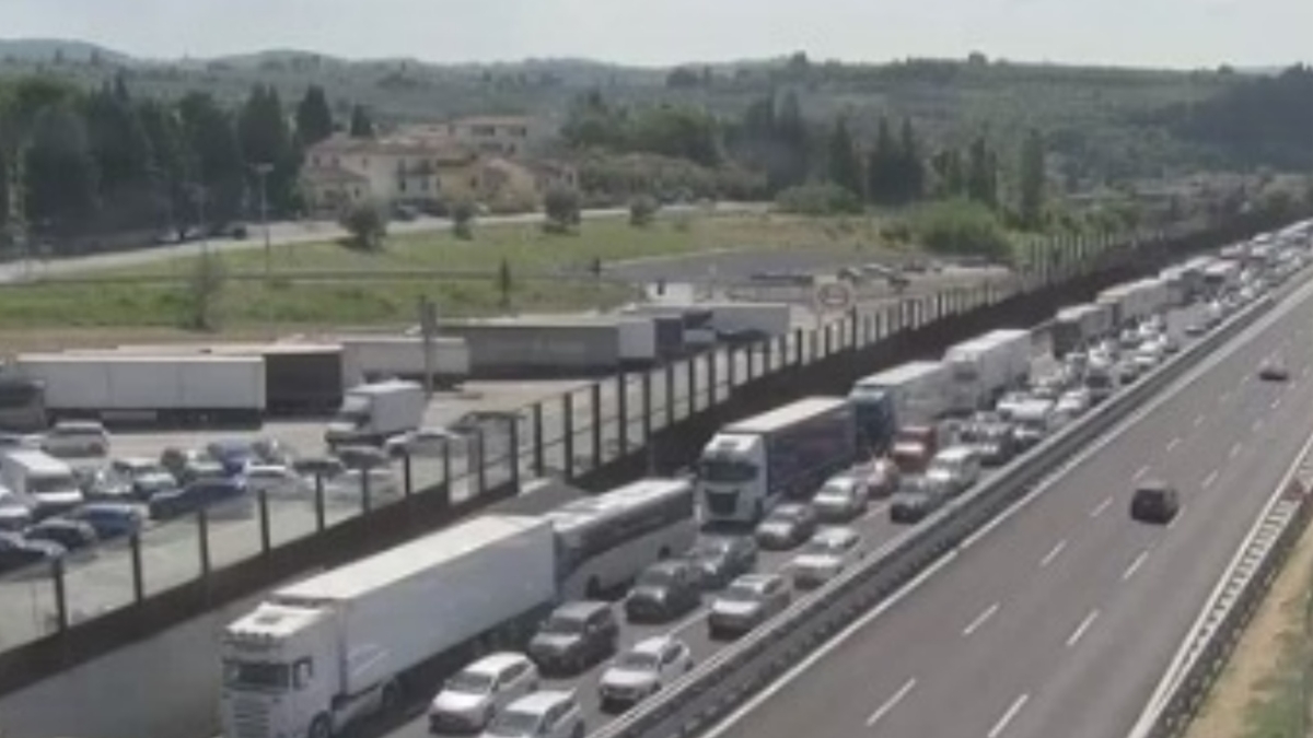 Incidente sull'A1 Firenze Sud- Incisa, tra alcuni camion e un caravan: bambina estratta dall'abitacolo, caos traffico e lunghe code