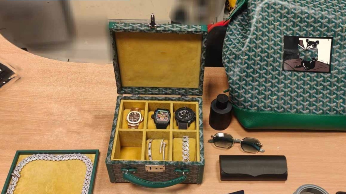 Milano, rubano in treno zaino con orologi di lusso per 1,5 milioni di euro: la Polfer li segue e li arresta in stazione Centrale