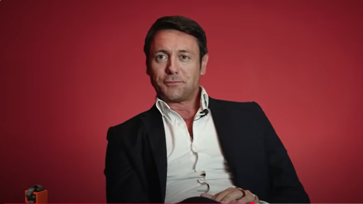 Andrea Giambruno: «Al liceo non ero un granché. Non sono un orco. Il libro da tenere sul comodino? "Il piacere" di D’Annunzio»