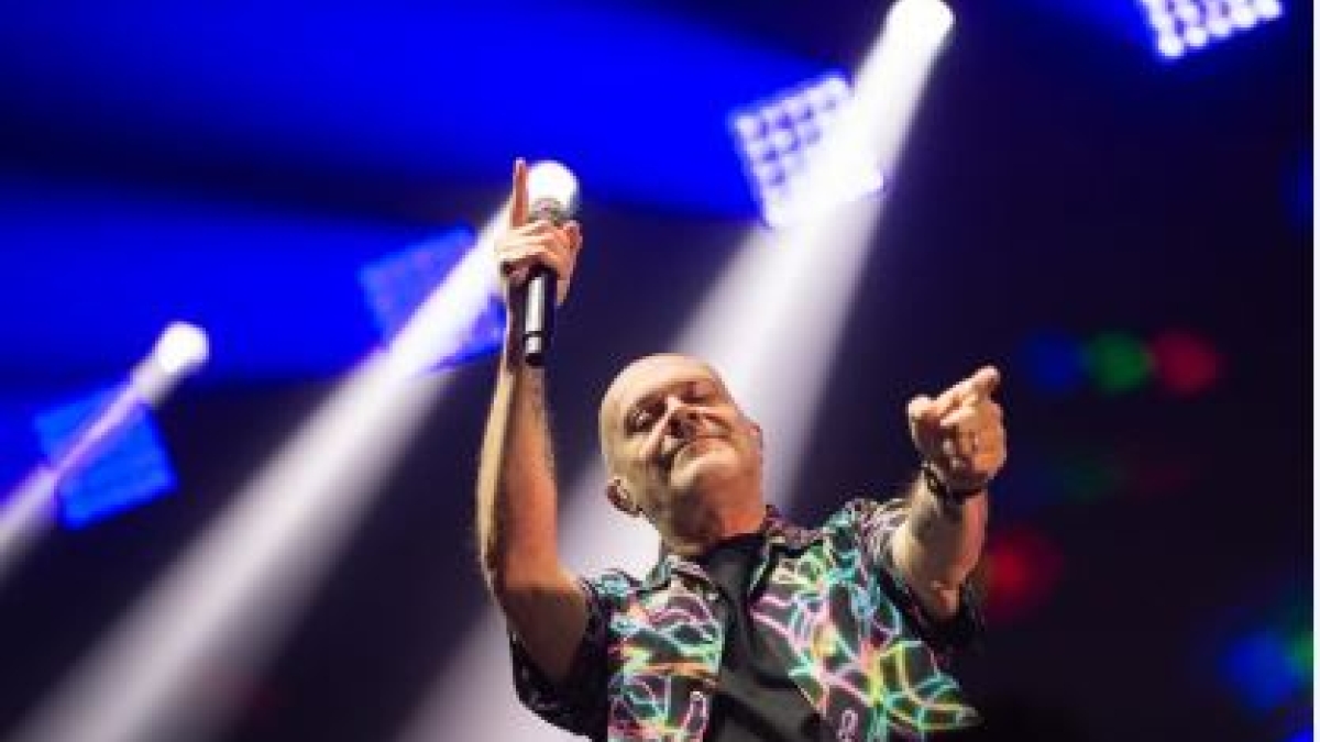 L'avviso di Max Pezzali al concerto: «Attenti a chi baciate durante il prossimo brano. Potreste essere ripresi».