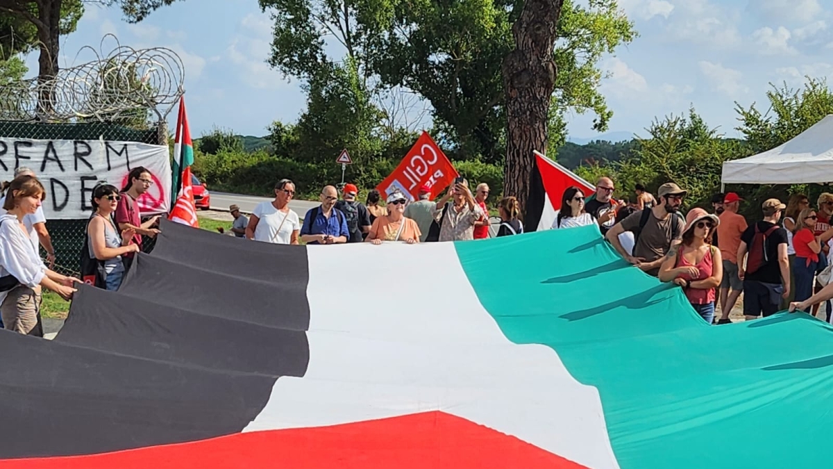 Camp Darby, in 1.500 sfilano per dire no al riarmo