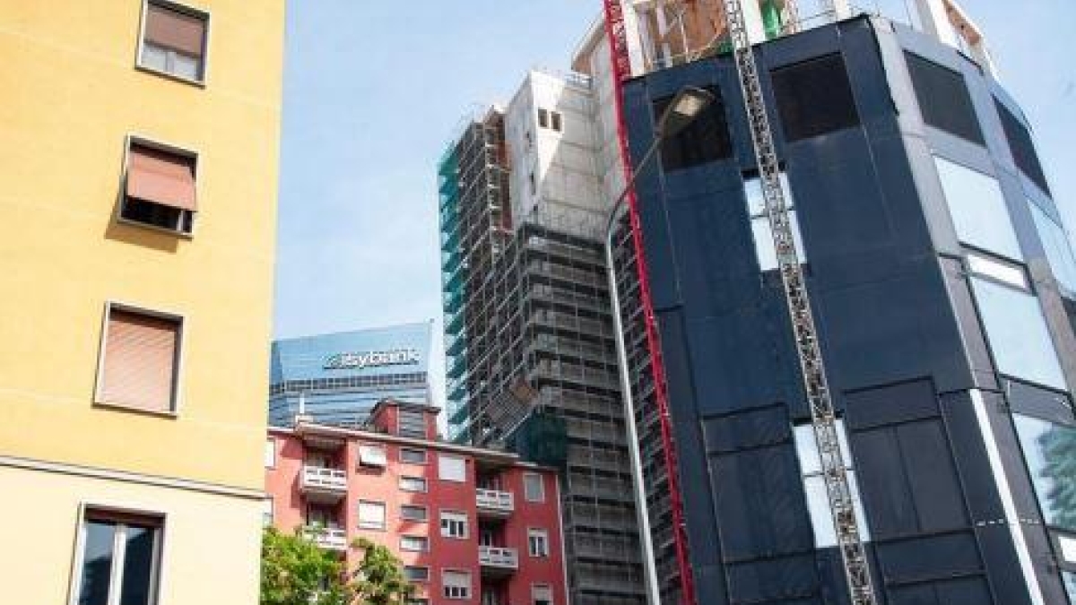 Porta Nuova, gli abitanti imprigionati tra i grattacieli di Gioia: «Murati vivi, al buio anche di mattina. Milano ha perso la testa» Porta Nuova, gli abitanti imprigionati tra i grattacieli di Gioia: «Murati vivi, al buio anche di mattina. Milano ha perso la testa»