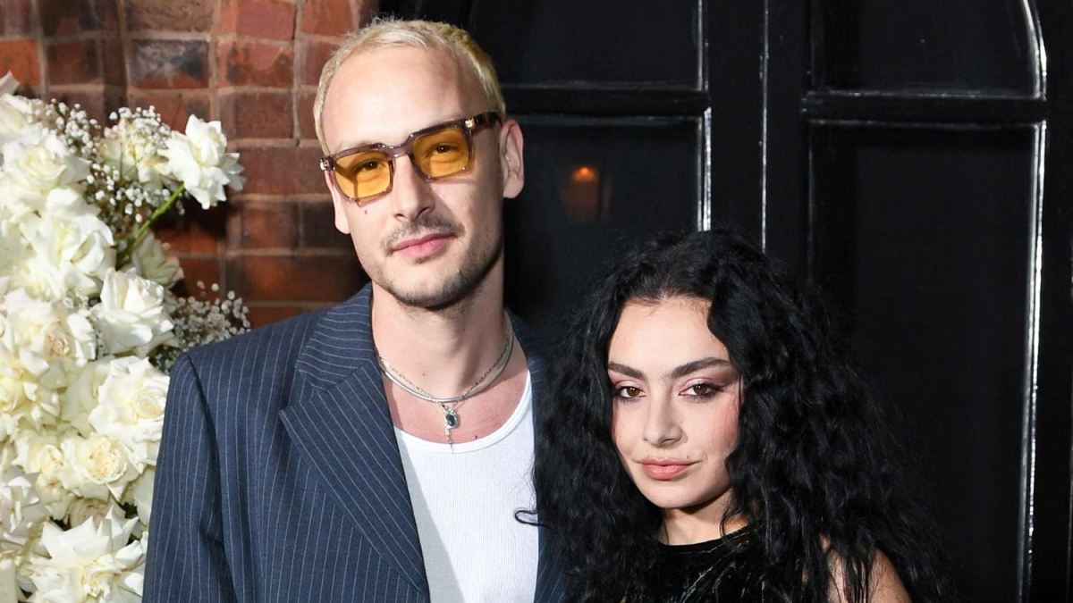 Charli XCX ha sposato il batterista di The 1975 George Daniel