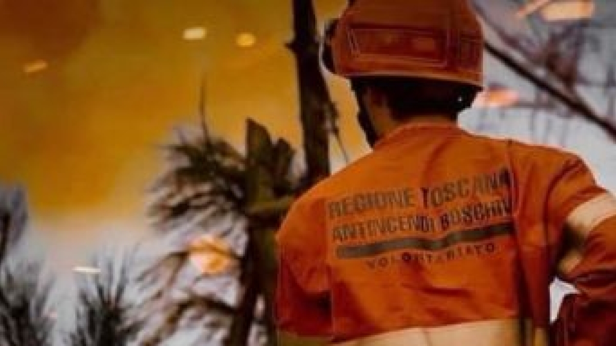 A fuoco rotoballe in un terreno a Sesto Fiorentino