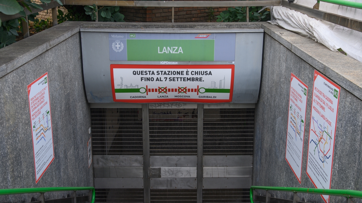 M2 a Milano chiusa per lavori, ma gli uffici sono aperti. Oggi la prova del nove per la nuova circolazione con i pendolari