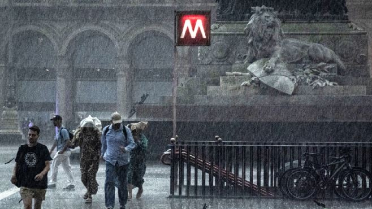 Maltempo a Milano, allerta gialla per piogge e temporali: i disagi in città nel primo lunedì di stop della M2