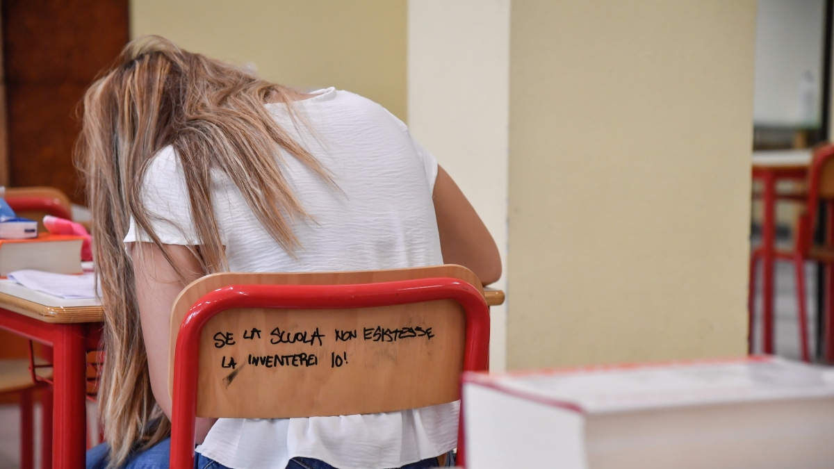 Mamma di 16 anni chiede la dad per occuparsi del figlio, il liceo prende tempo. «Ma non posso permettermi l'asilo». La preside: «Valutazione delicata»