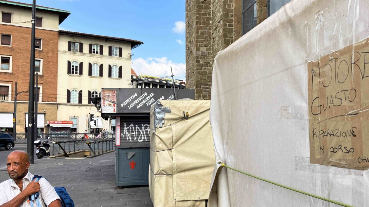 Piazza Stazione a Firenze, scure del Comune su 5 bancarelle: licenze revocate