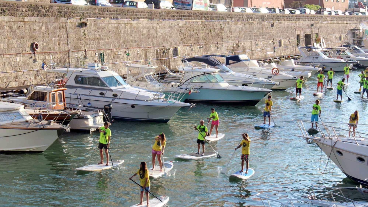 Bimbi portati al largo sul Sup, l'esperto: «Non è un gioco, bisogna conoscere il mare e avere preparazione»