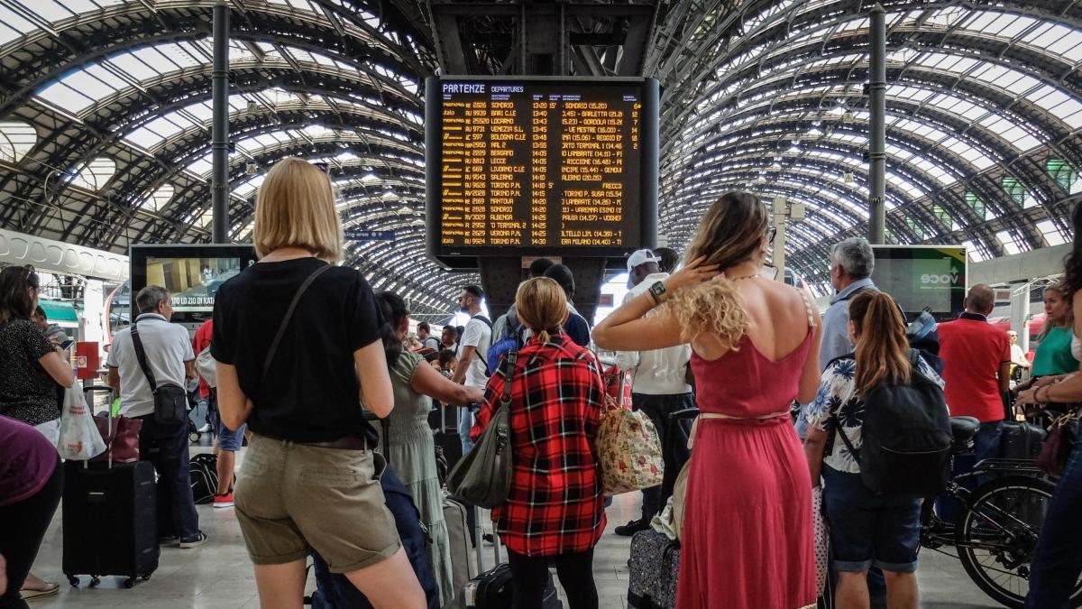 In treno da Milano alla Liguria: odissea per il cantiere sul ponte di Bressana Bottarone (che durano tutta l'estate). Tra bus sostitutivi e triangolazioni si toccano le 12 ore