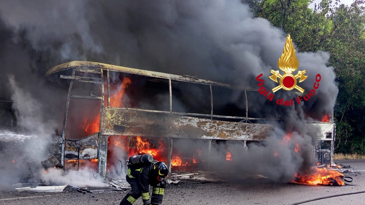 Calenzano, a fuoco un pullman, conducente portato in ospedale