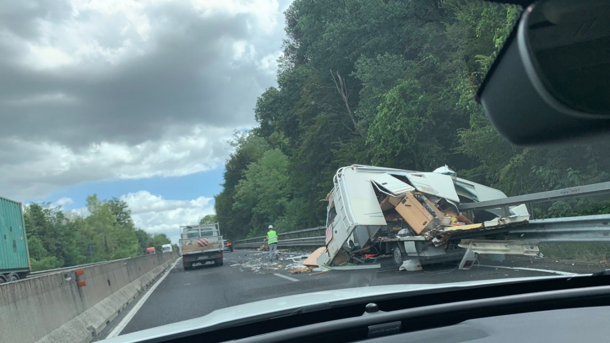 Ancora un incidente e caos traffico in FiPiLi: camper distrutto, strada chiusa per ore