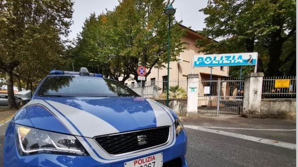 Le scorte ai politici in vacanza diventano un caso in Versilia