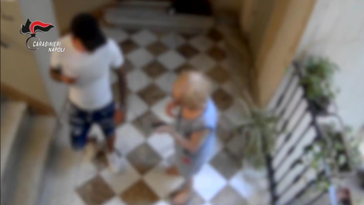Truffe agli anziani, 36 vittime in Campania: tre arresti a Ponticelli. Tutto partiva con una telefonata: «Mamma, ho fatto un guaio»