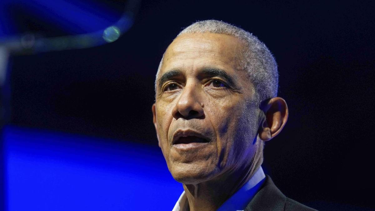 È guerra tra presidenti, Obama risponde alle accuse di tradimento di Trump: «Bizzarre e ridicole, vuole creare distrazione» È guerra tra presidenti, Obama risponde alle accuse di tradimento di Trump: «Bizzarre e ridicole, vuole creare distrazione»