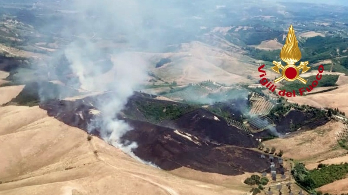 Incendi a Certaldo e a Sarteano, fiamme vicino ai pannelli fotovoltaici e abitazioni minacciate