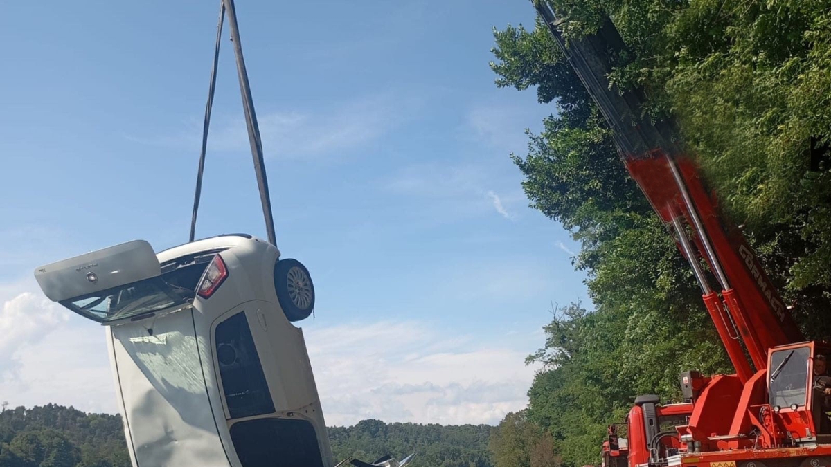 Somma Lombardo, a 79 anni finisce con l'auto nel Ticino: riesce a uscire dall'abitacolo, nuota fino a riva e si salva