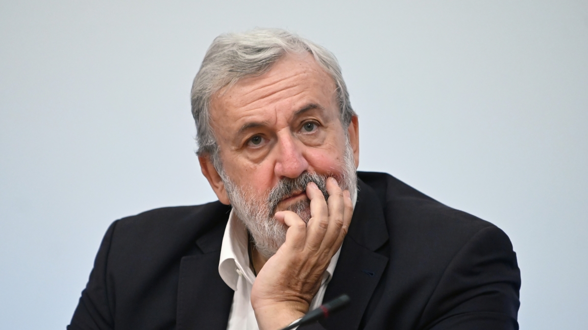 Regionali in Puglia, Emiliano riunisce i suoi: primo vertice con cento fedelissimi. Ma lui ribadisce: «Farò il frate semplice»