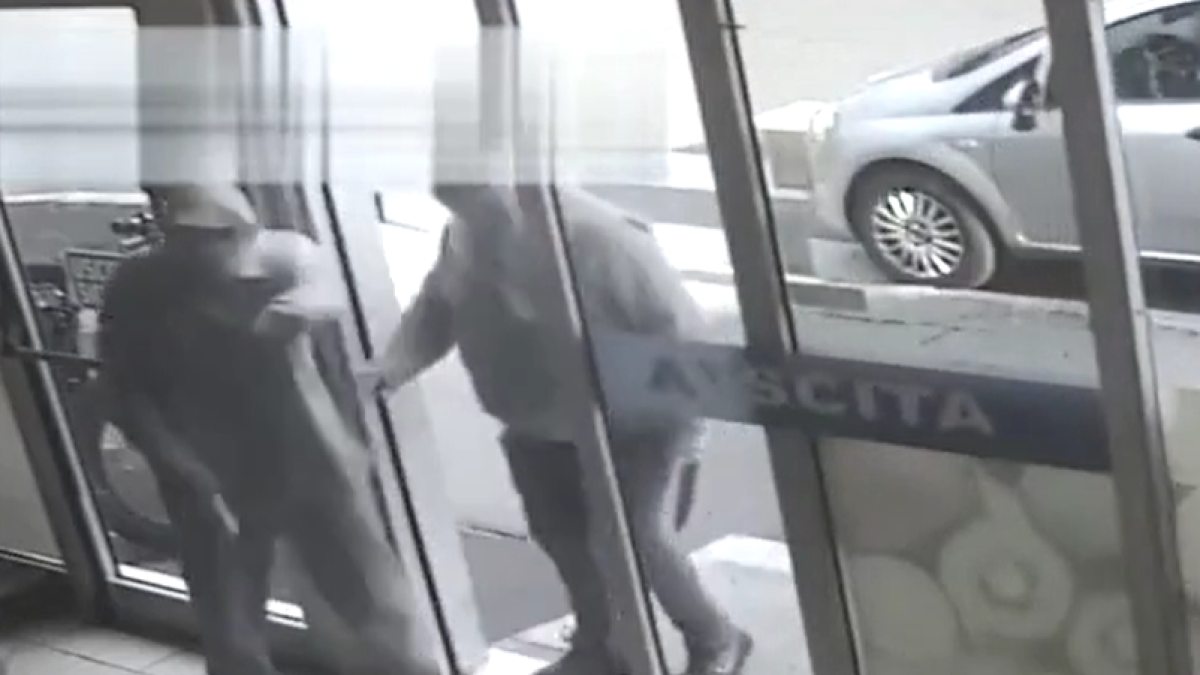 Monza, tre colpi in dieci giorni, due dei quali nello stesso supermercato: arrestati i rapinatori seriali