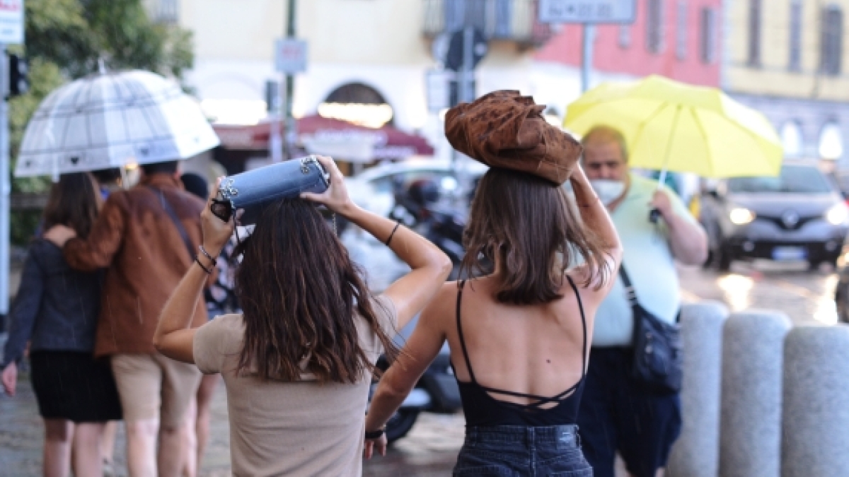 Previsioni meteo venerdì 25 luglio: a Milano e in Lombardia previsti temporali con grandine. Temperature in discesa