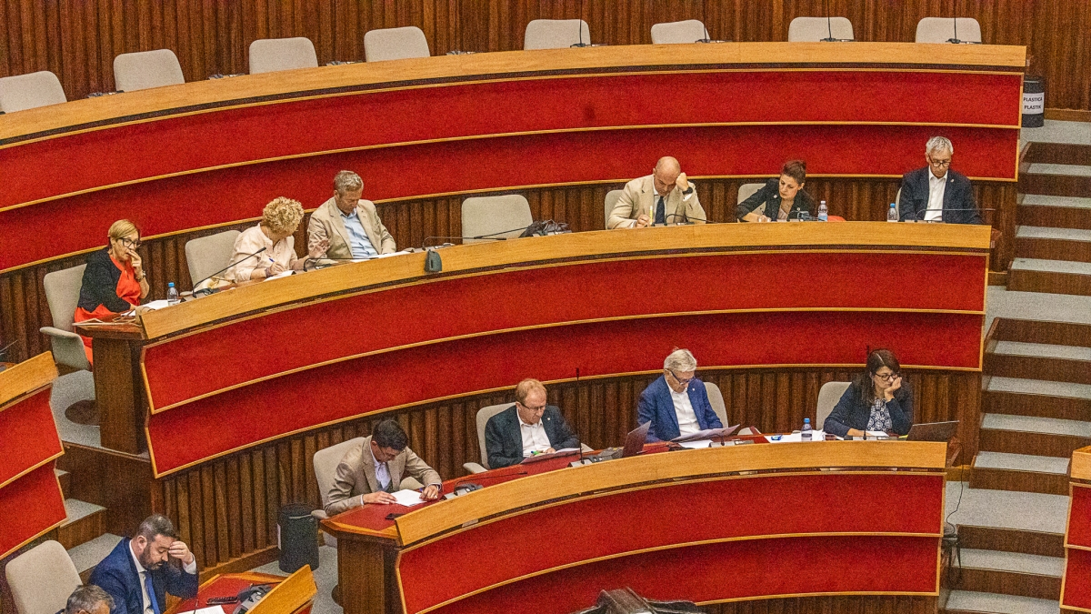 Politica, assestamento di bilancio: continua il braccio di ferro con la minoranza