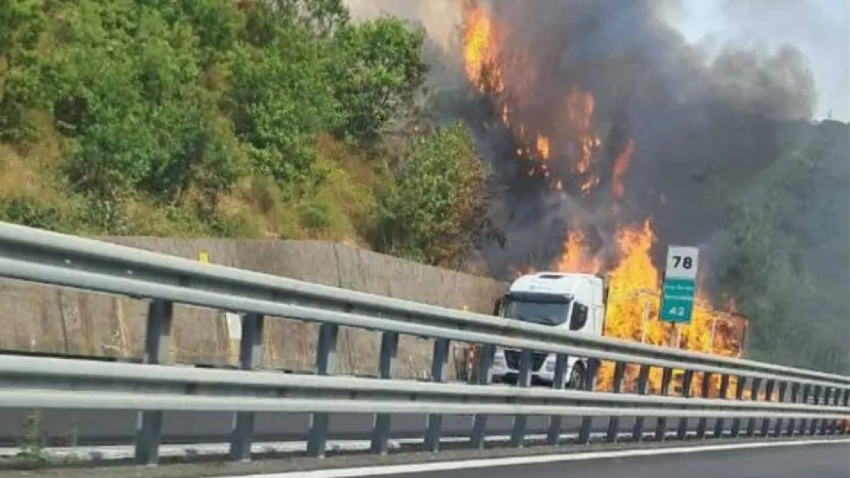 A 11, camion a fuoco: chiusa la Bretella Lucca-Viareggio, traffico in tilt