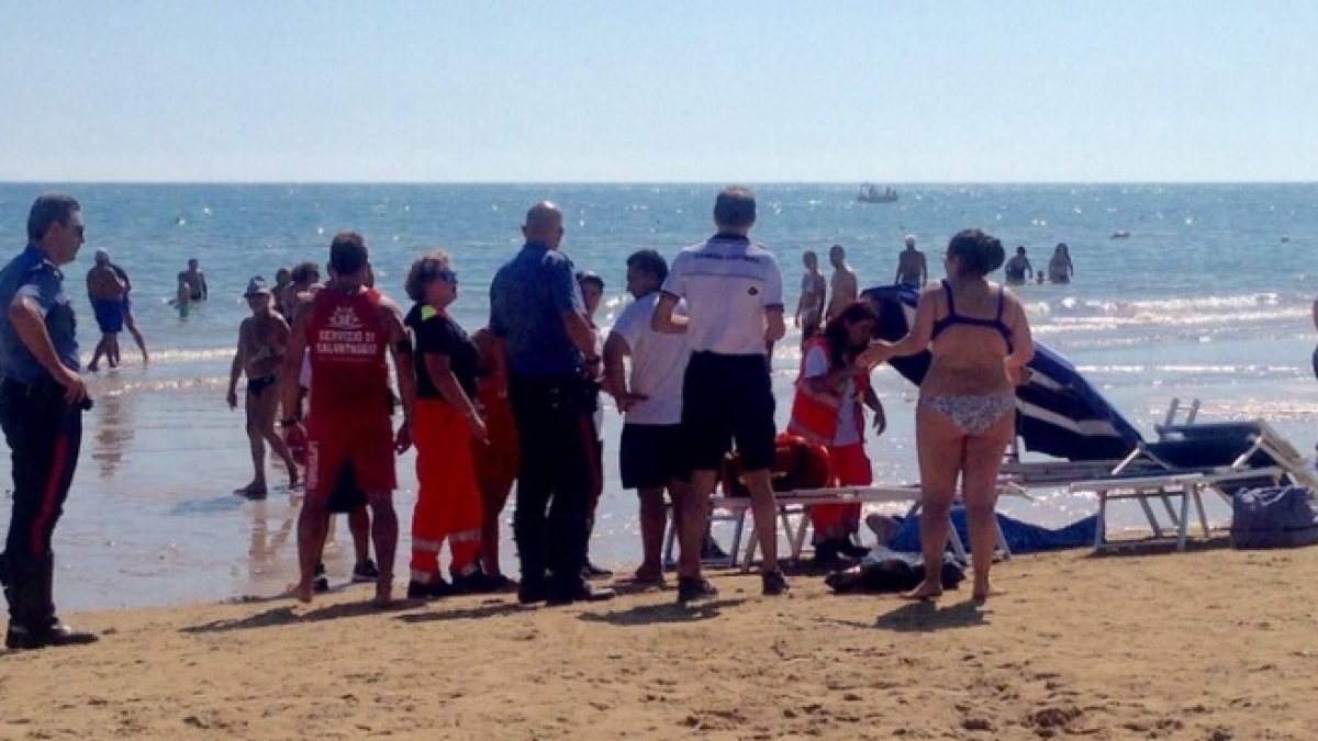 pescara 12enne annega in mare faceva il bagno con gli amici inutili i soccorsi