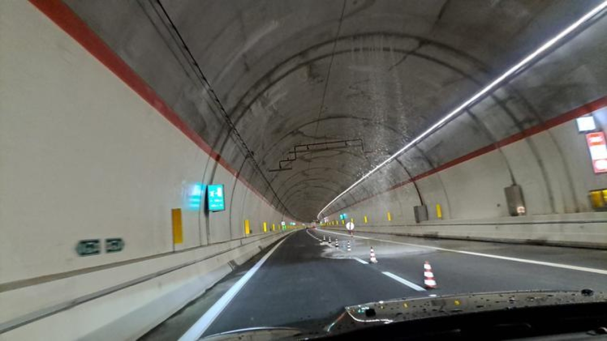 Camion in fiamme in A1, riaperto il tratto chiuso dopo i danni alla galleria