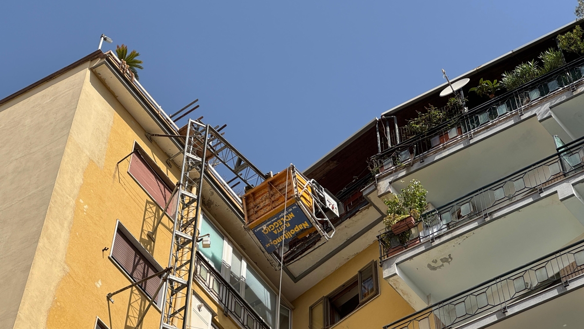 napoli cede l impalcatura di un cantiere all arenella tre operai morti
