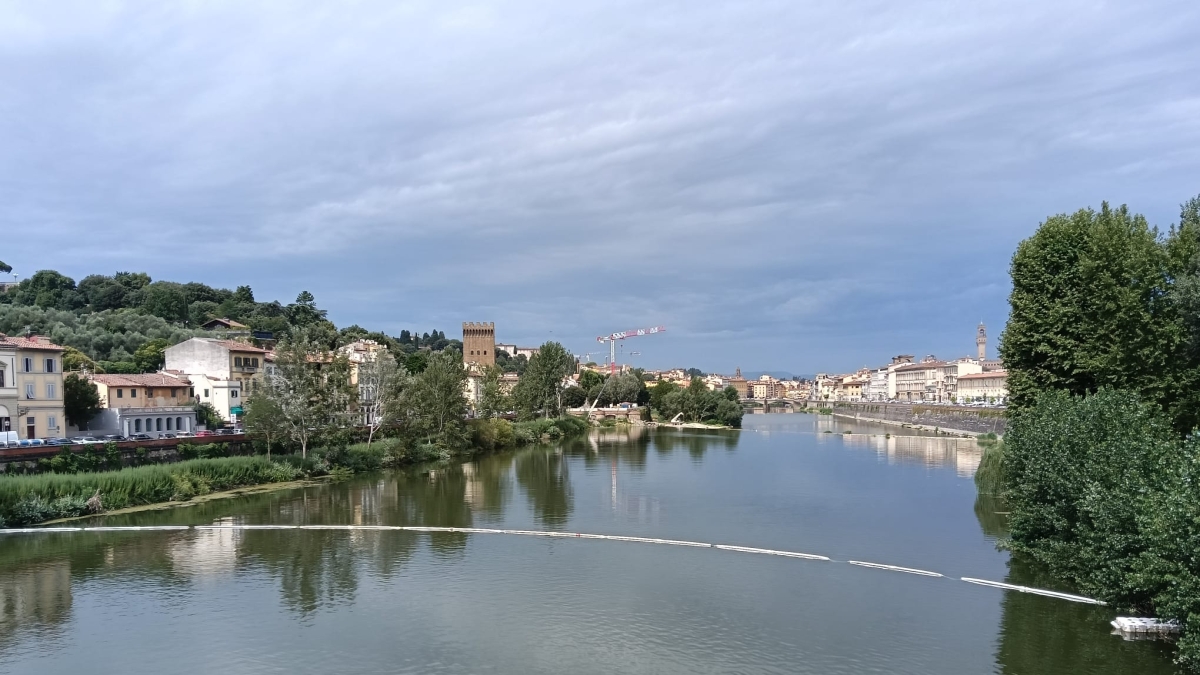 Firenze, idrocarburi nell'Arno, l'allerta di Arpat: «Rimuovere subito la macchia oleosa, con la pioggia si rischia la dispersione»