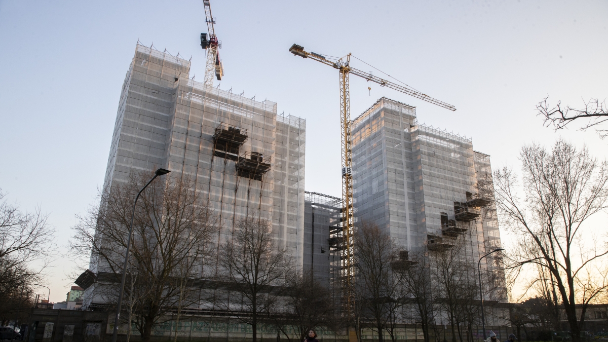 Milano, la rabbia dei compratori alle Residenze Lac: «Ci dicono di fare causa ai costruttori o al Comune ma non abbiamo i soldi. Noi traditi, le nostre vite bloccate»