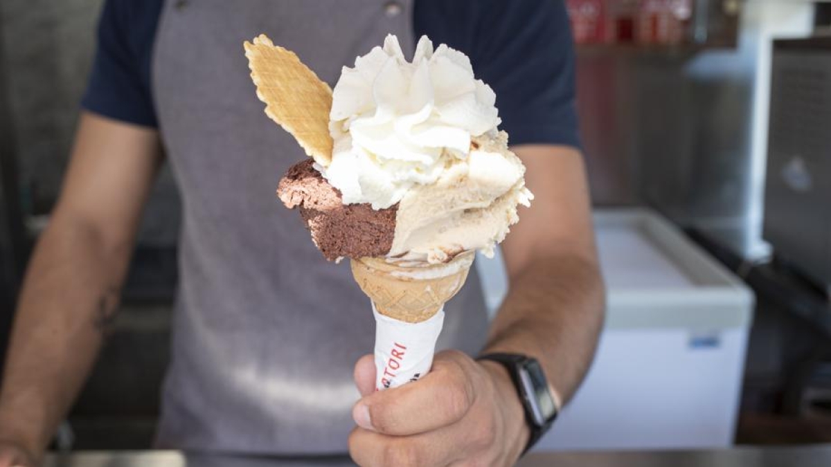 Gelato artigianale, come distinguere quello vero dal «fake» prefabbricato? Il cono blob, colori brillanti e libro degli ingredienti, ecco a cosa fare attenzione