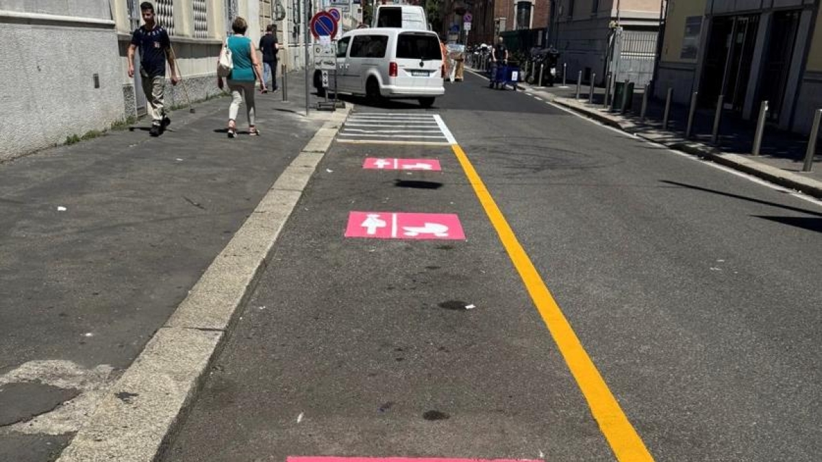 Milano, al via le «strisce rosa»: 600 parcheggi per le donne incinte. Debutto a Città Studi tre anni dopo la delibera