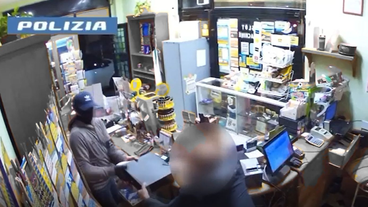 Firenze, cinque rapine in 20 giorni alle Poste, negozi e tabaccheria: arrestato