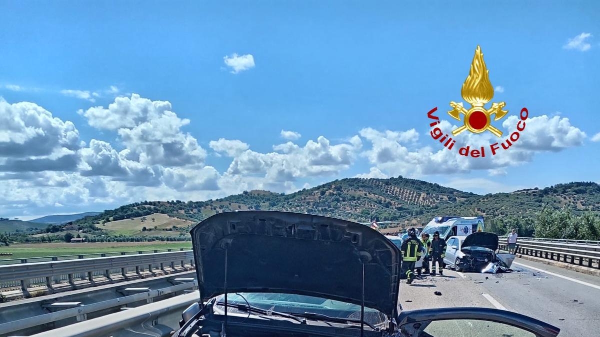 Grosseto, incidente sull'Aurelia: tre auto coinvolte, ferite 9 persone tra cui tre bambini